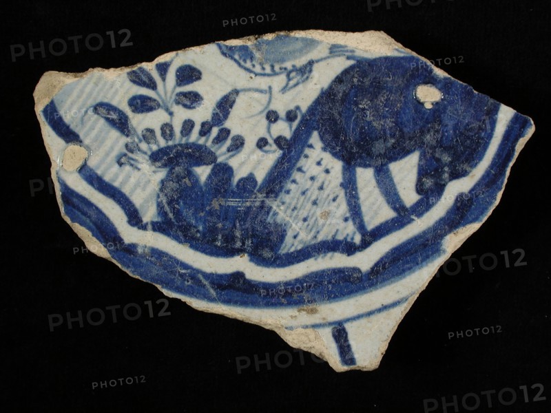 Soul fragment majolica plate, Wanli decor, Chinese garden, signed, plate crockery holder soil find ceramic earthenware glaze tin