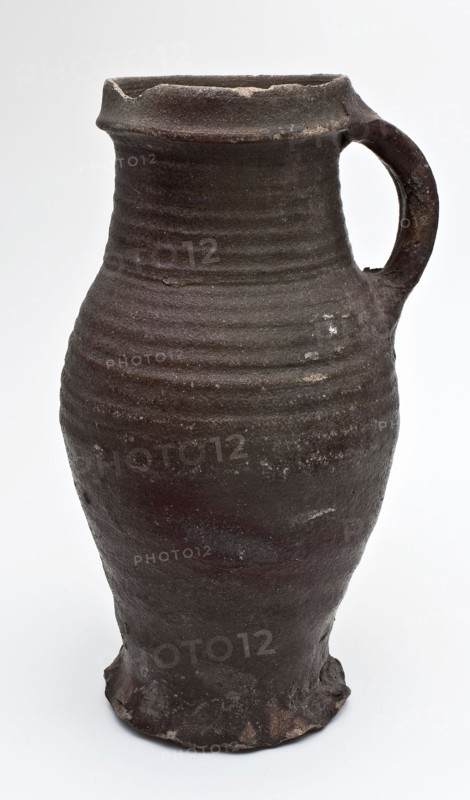 Jug on pinched foot, adorned with engobe, proto-stoneware, pot jug tableware holder soil find ceramic stoneware clay engobe