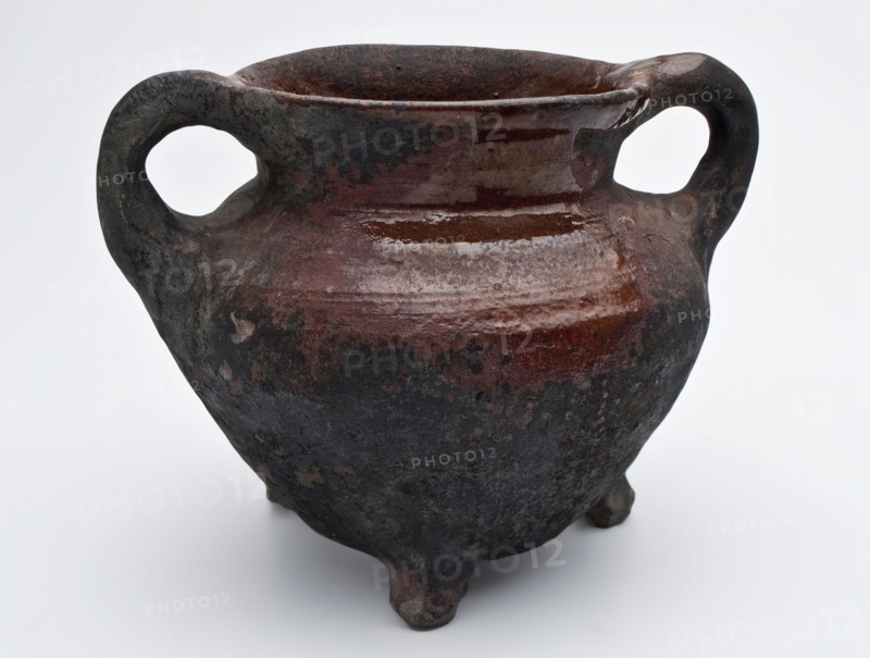 Pottery grape on three legs, sparing lead glaze, two ears, grape cooking pot tableware holder utensils earthenware ceramics