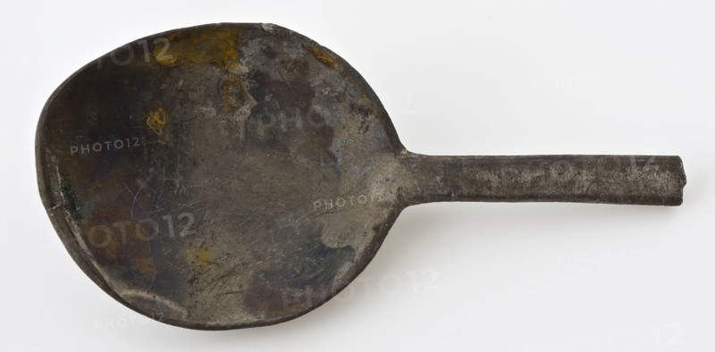 Spoon with oval bowl and flattened, hexagonal handle, spoon cutlery soil find tin metal, cast Oval tray short rat tail hexagonal