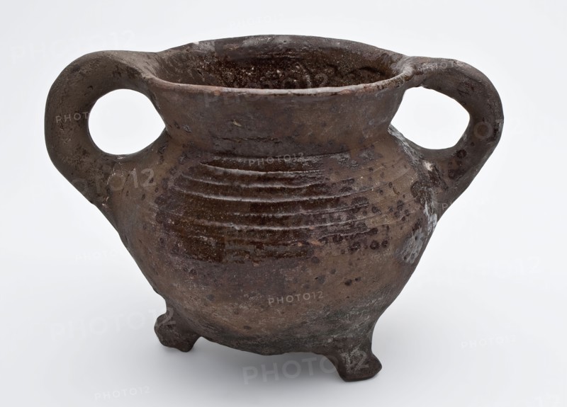 Pottery grape on three legs, rings on the shoulder, two ears, grape cooking pot crockery holder kitchen utensils earthenware