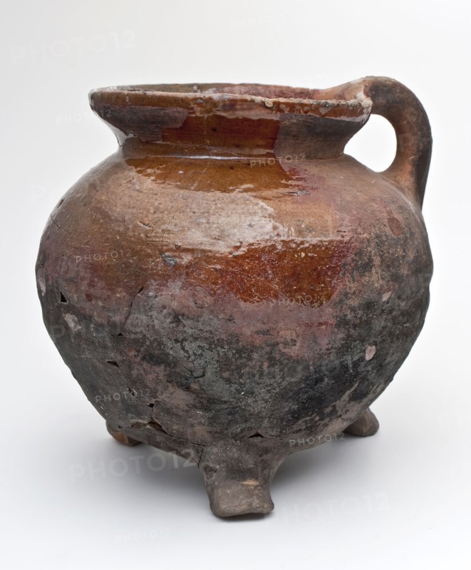 Pottery cooker on three legs, grape model and sparingly glazed, one standing ear, grape cooking pot tableware holder kitchen