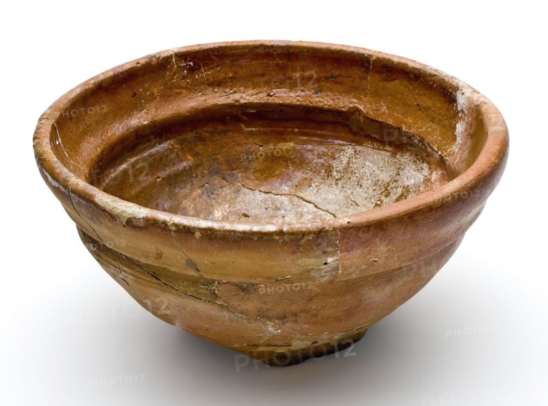 Earthenware comes on three stand fins with necking under the outer edge, bowl bowl crockery holder soil find ceramic earthenware