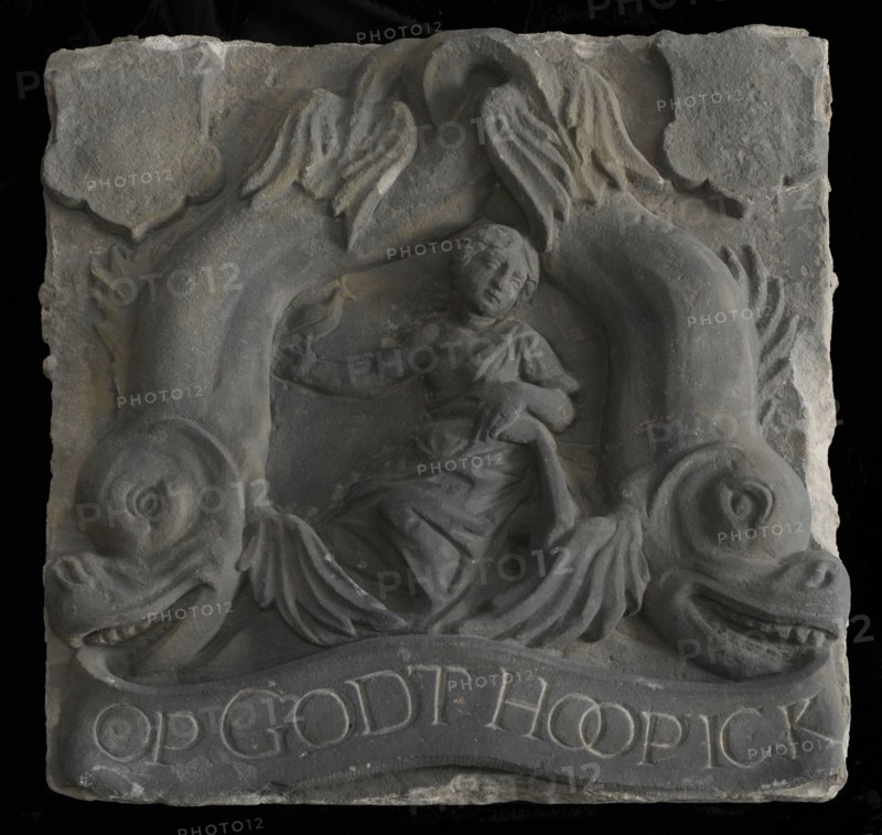 Facade stone with the personification of Hope between two dolphins and OP GODT HOOP ICK, facing stone sculpture sculpture