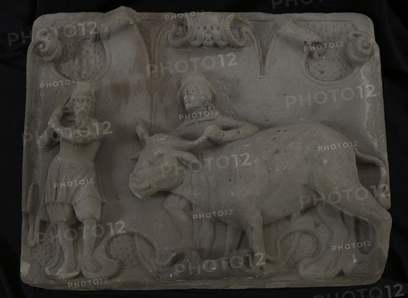 Facade stone of the meat hall, cartouche with two men and ox, facing brick sculpture sculpture building component sandstone