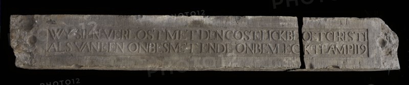 Rectangular capstone of gate of St. Agnietenklooster with text wy sien redeemed ..., stone gate building unit stone stone