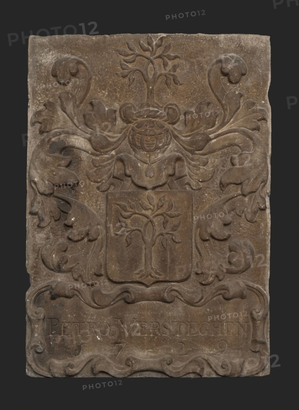 Facade stone with weapon, tree, helmet and cartouche with Petro Versteghen 1729, facing stone sculpture sculpture building