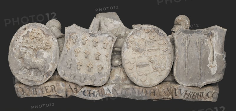 Johannis de Graef, Four coats of arms with ribbon, top of relief main entrance west side Reformed Burgerweeshuis, facing stone
