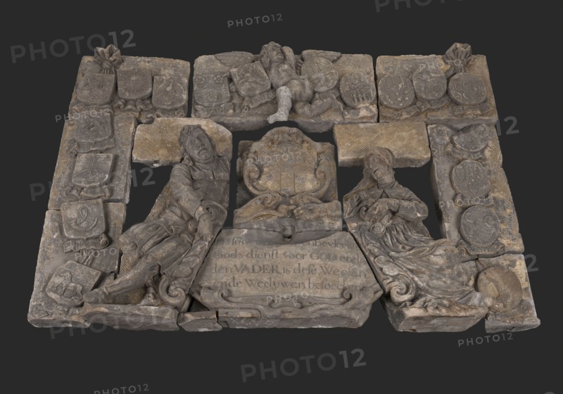 Pieter Rijckx in samenwerking met Pieter Strengh, Relief noorderpand Burgerweeshuis, entrance children's room, facade stone