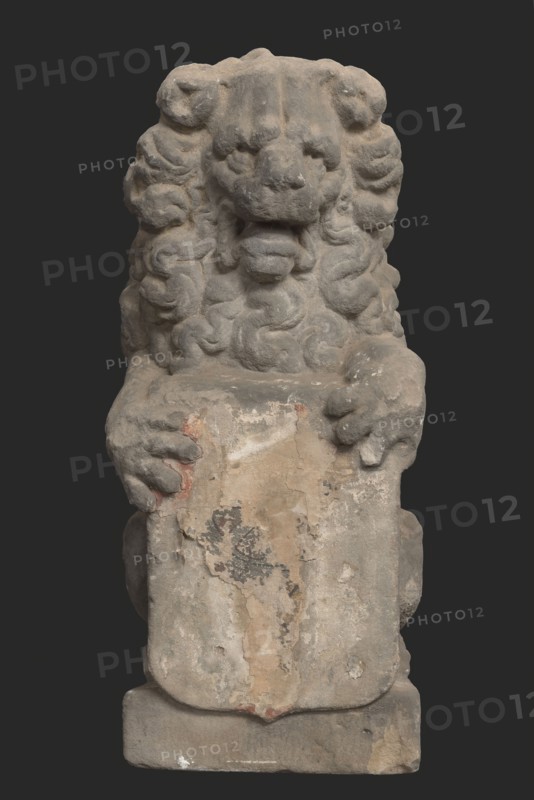 Sculpted seated lion with coat of arms, on square pedestal, sculpture sculpture building component sandstone stone textile paint