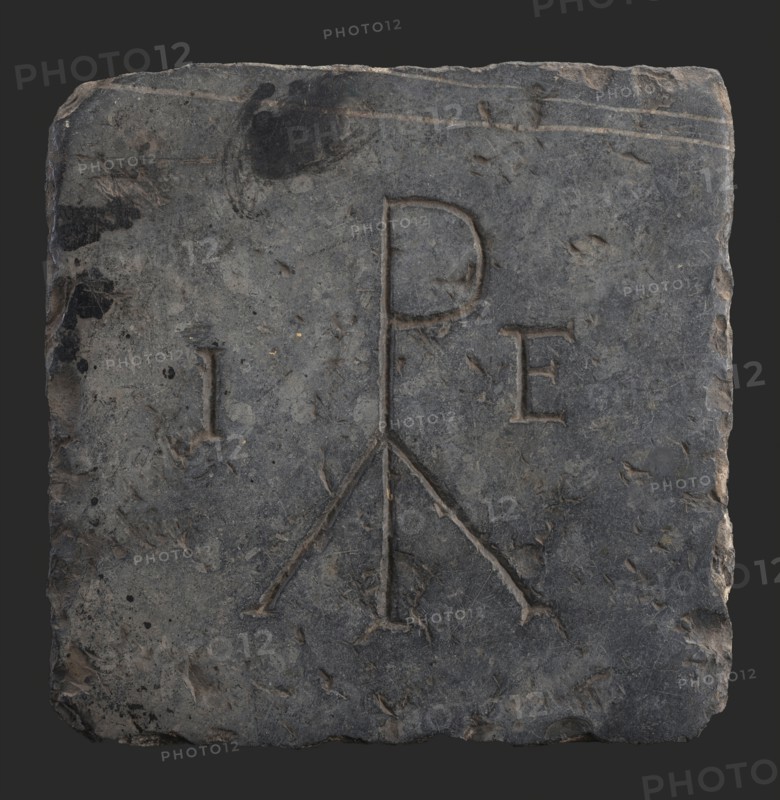 Tombstone with initials IE and P with two slanted legs, tombstone slate stone, minced Square tombstone with initials and private