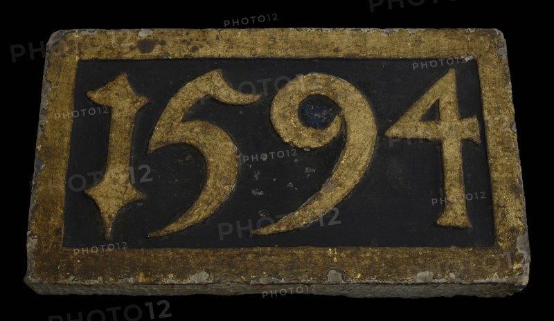 Stone with date 1594, from house In Duijsent Vreesen, facing brick foundation stone building component sandstone stone paint