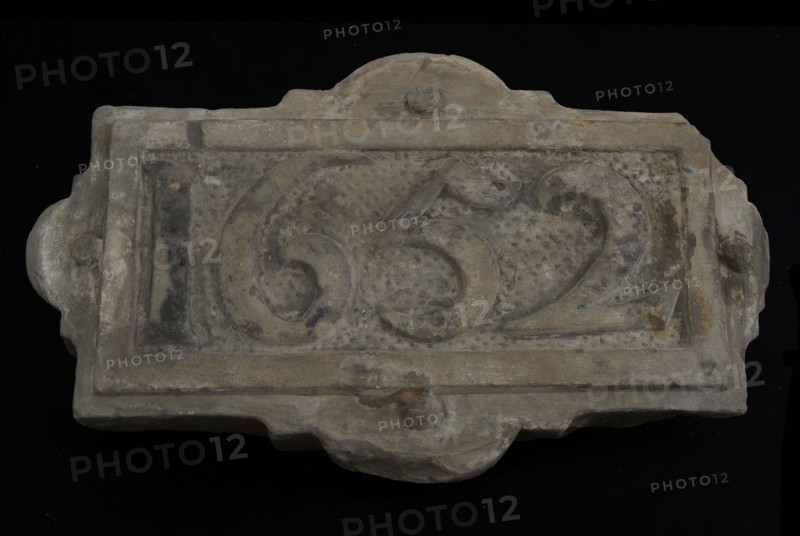 Facing brick with date 1652, facing brick foundation stone sculpture sculpture building component sandstone stone, sculpted