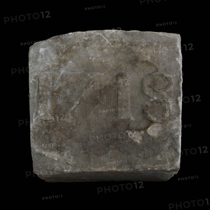 Keystone with date 1718, keystone building block building component sandstone stone, minced In high relief: 1718 Koedood