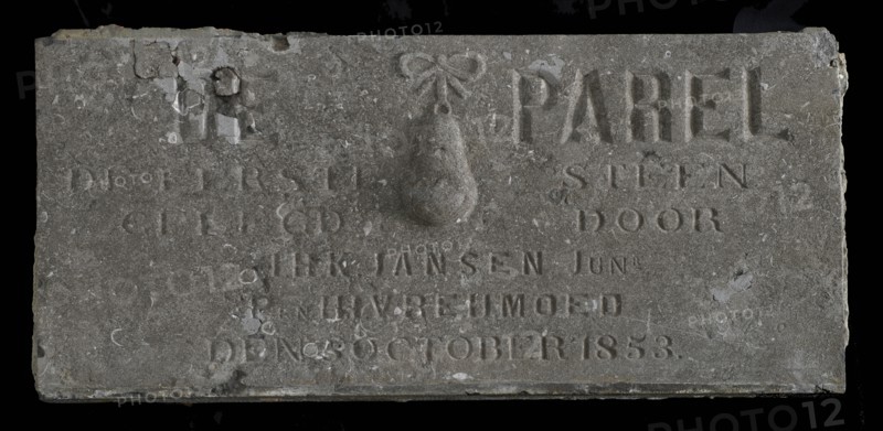 Facade stone with text De Parel (embossed pear-shaped pearl on bow) The first stone laid by I.H.K. Jansen Junr, P. And H.I