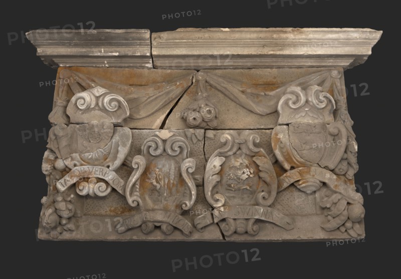 Facade stone Proveniershuis with lintel and four escutcheons: Jacob Verboom, Pieter Dubois, Jan Swinnas and Jan de Haes, gable