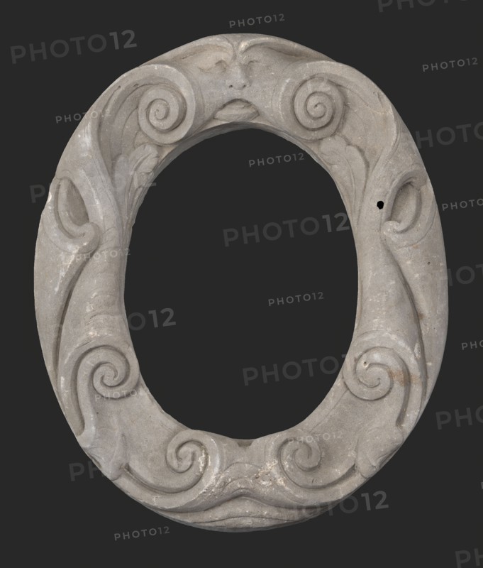 Oval window daring house Delfshaven, Rotterdam, window ornament building component sandstone stone iron, sculpted Oeil-de-boeuf