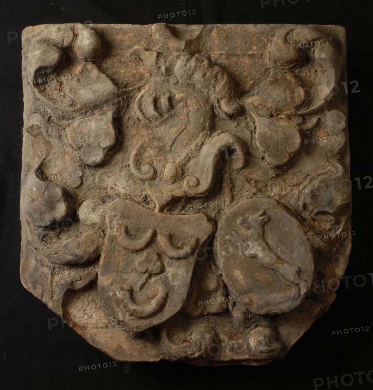 Facade stone with helmet sign and coats of arms, facing stone sculpture sculpture building component sandstone stone, sculpted