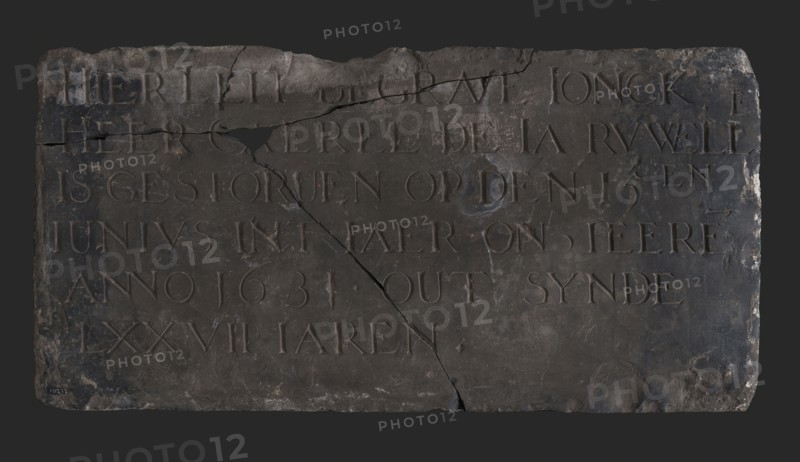 Tombstone with text Here leit engraved ... LXXVII, tombstone found bottom shale stone, chopped Rectangular flat text