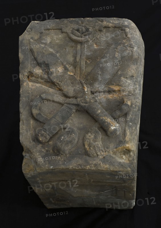 Stone of gate of vleeshal, Rotterdam, front two knives, bottom decorated, keystone building element facing stone sculpture