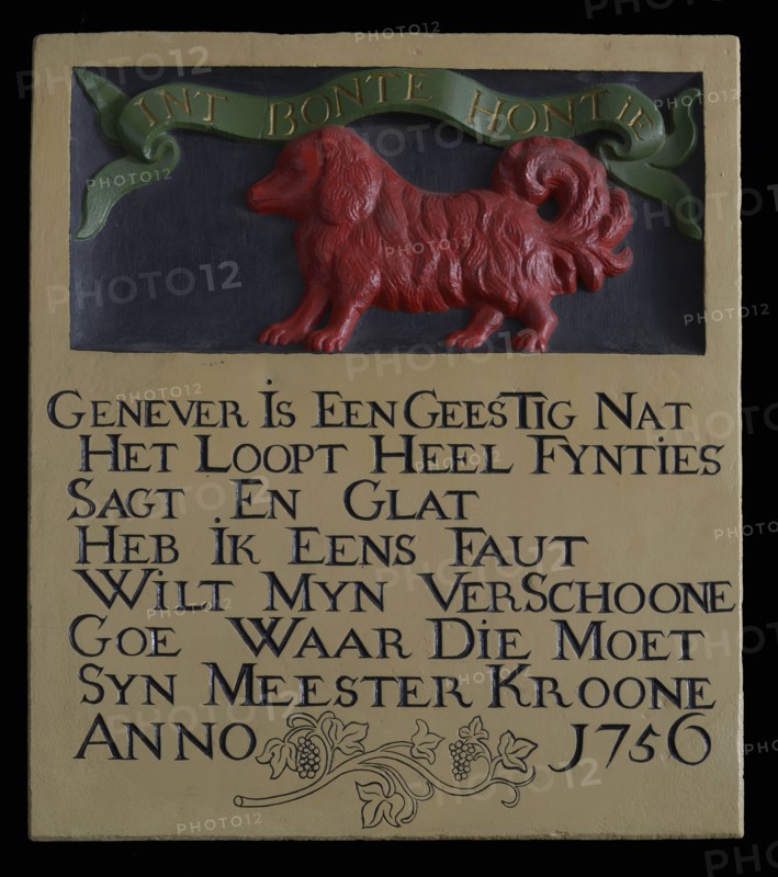 Facade stone with bas-relief dog with text ribbon: INT BONTE DOG and text below, gable sculpture sculpture material building