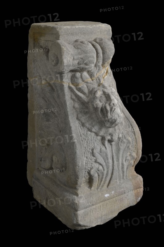 Basement with saterkop and leaf motifs, basement ornament building component sandstone stone, sculpted Inverted baluster-shaped
