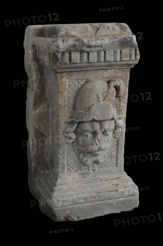 Basement with male head, basement ornament building component sandstone stone, sculpted Rectangular basement with male head