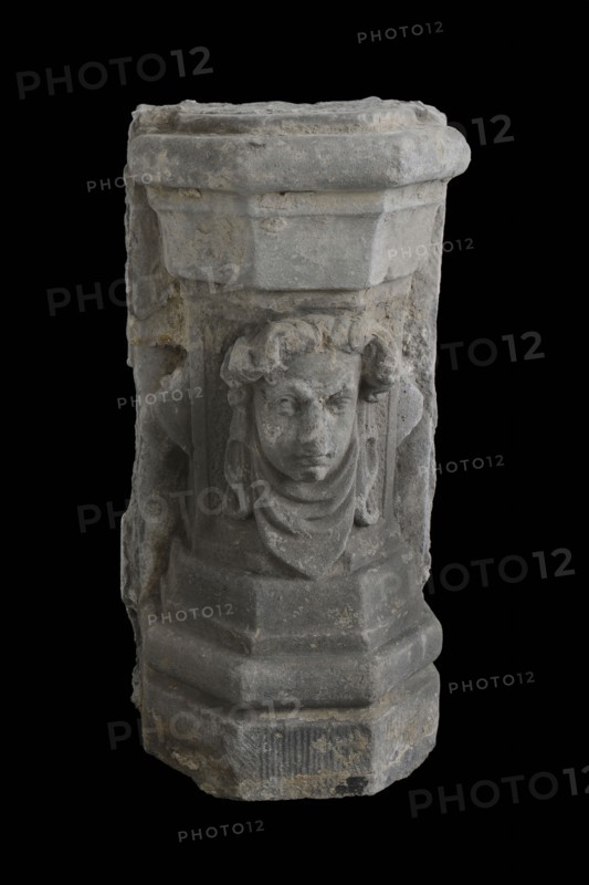 Basement with female head, basement ornament building component sandstone stone, sculptured Basement with bottom and top five