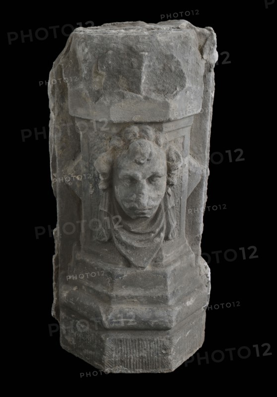 Basement with male head, basement ornament building component sandstone stone, sculpted Basement with bottom and top five-sided