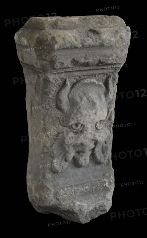 Basement with bull's head, basement ornament building component sandstone stone, sculpted Rectangular base with bull's head