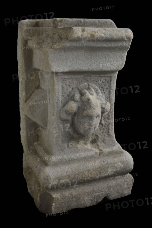 Basement with female head, basement ornament building component sandstone stone, sculpted Rectangular basement with woman's head