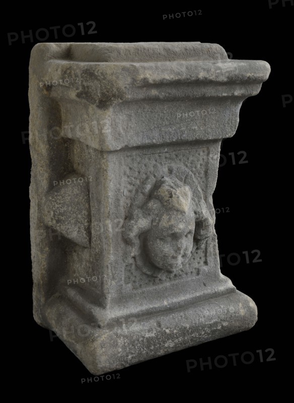 Basement with female head, basement ornament building component sandstone stone, sculpted Rectangular basement with woman's head