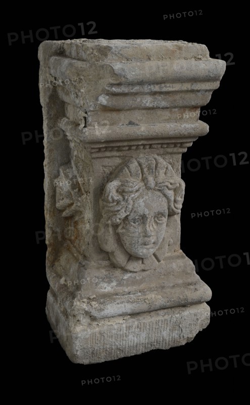 Basement with female head, basement ornament building component sandstone stone, sculpted Rectangular basement with woman's head
