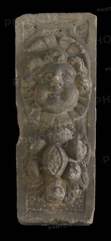 Keystone with gable head, woman with convex cheeks, keystone gable ornament building component sandstone stone, sculpted