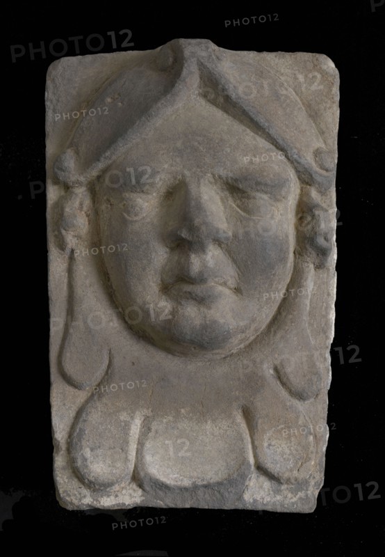 Head with headgear and collar, gable wall stone ornament sculpture sculpture building component sandstone stone, sculpted Above