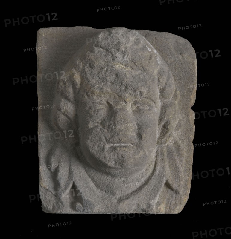 Head, child with double chin, gable gable ornament sculpture sculpture building material sandstone stone, sculpted Above wider