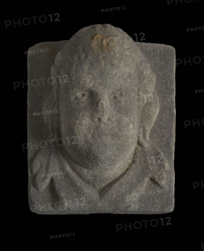 Head, child with round cheeks, gable wall stone ornament sculpture sculpture building component sandstone stone, sculpted Above