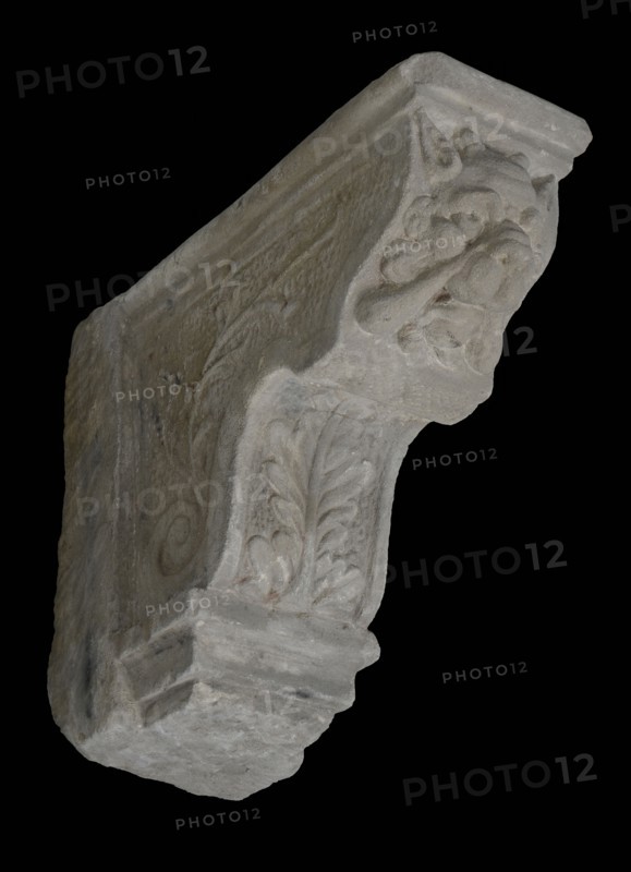 Console with dog's head (with horns) and leaf motifs, console building element sandstone stone, sculpted Console