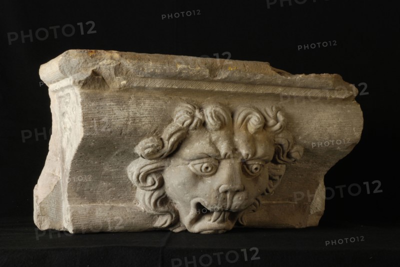 Console with lion head, console building element sandstone stone, carved war Second World War bombardment Rotterdam City