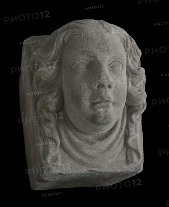 Console, female head with scarf, console construction element sandstone stone, sculpted Console female head with loose hair