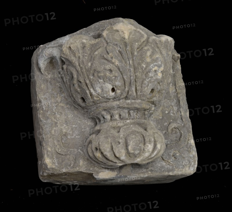 Console with vase, leaf motifs, console building element sandstone stone, kg