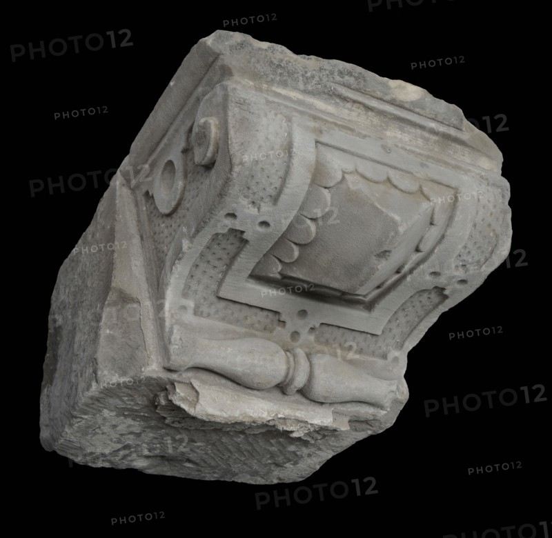 Console with abstract decoration, right side rough, console construction element sandstone stone, kg