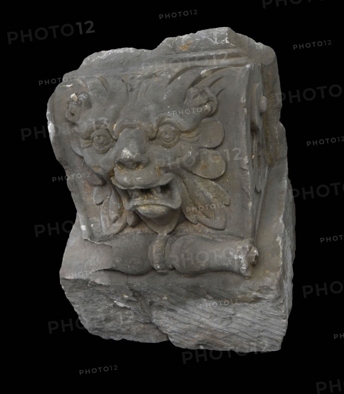 Console with lion head, sides decorated in abstract, console construction element sandstone stone, sculpted Console lion head