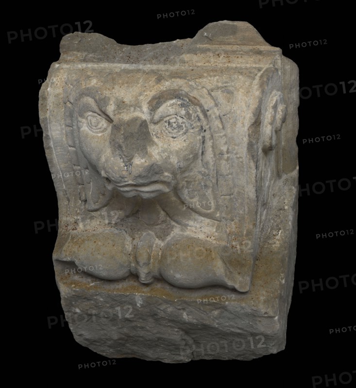 Console with lion head, sides decorated in abstract, console construction element sandstone stone, sculpted Console lion head