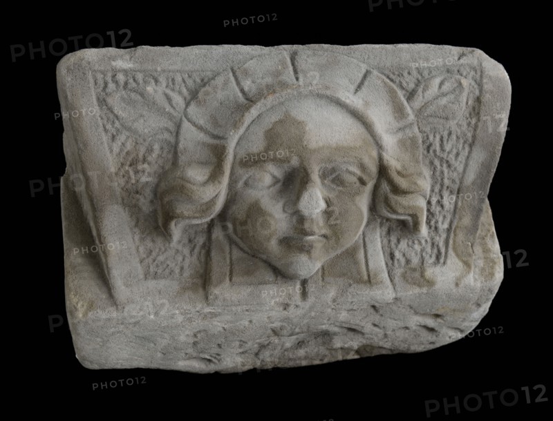 Console, female head with hat, console construction element sandstone stone, sculpted