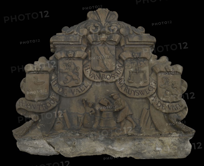 Francois van Douwe(n) (1659 - 1735), Facade guild house coopers and wine leavers, gable sculpture sculpture building component