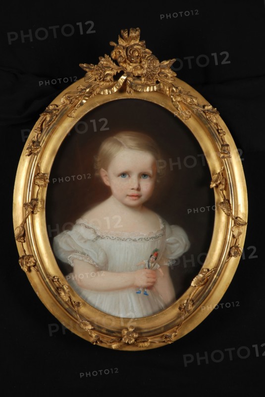 Heinrich Siebert, Girl's portrait with doll, with gold-colored oval frame with ornaments, portrait pastel drawing sculpture