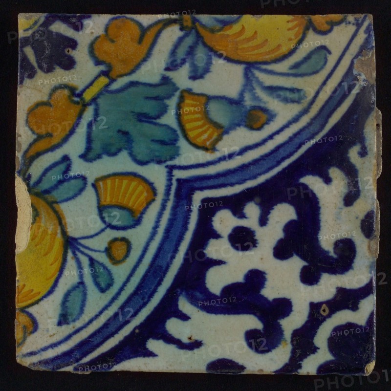 Ornament tile, diagonal ornament in quatrefoil with bows in which orange-apples and flowers, palm corner, corner pattern rosette