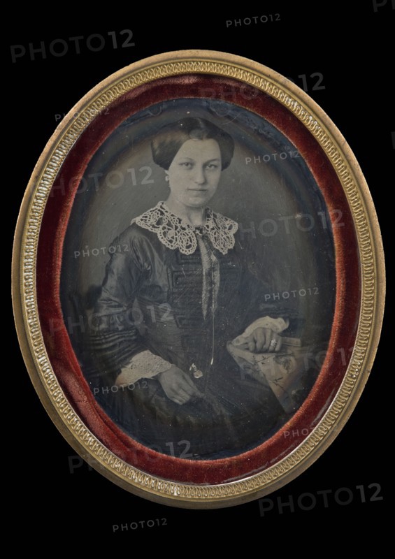 Portrait photo of woman, daguerreotype photo footage wood leather velvet glass metal, size) Portrait photo of woman in an oval