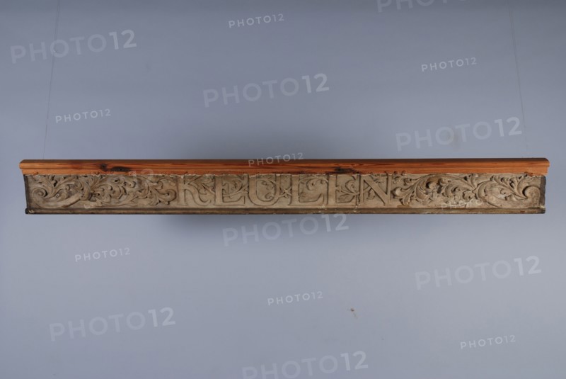 Wooden rectangular lintel with carved acanthus motifs around COLOGNE lettering, door frame wood carving sculpture sculpture wood
